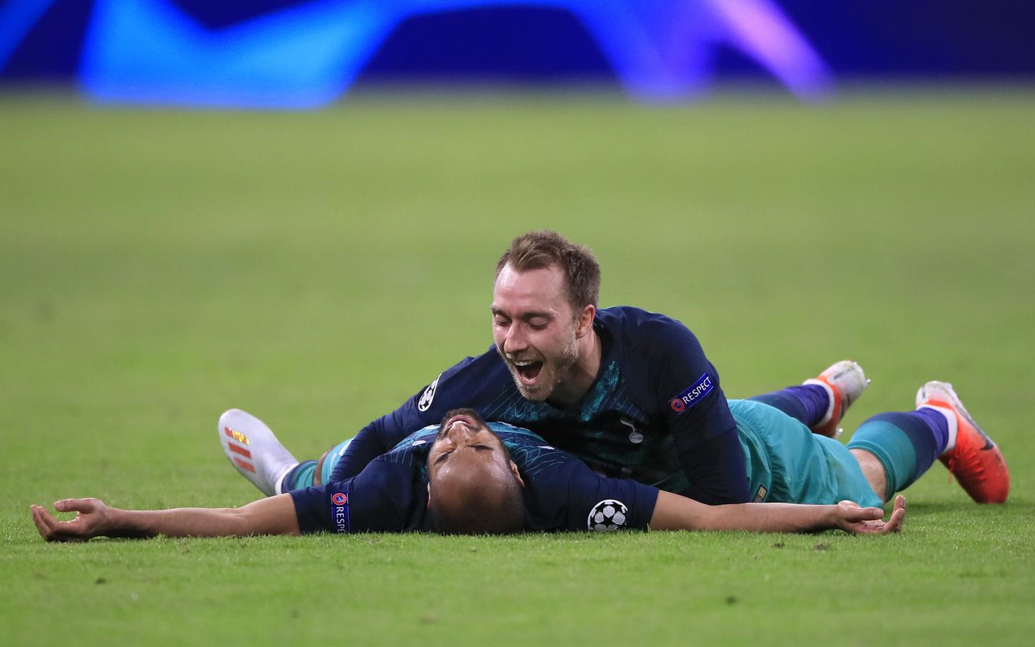 Christian Eriksen võidu järel koos Lucas Mouraga tähistamas.