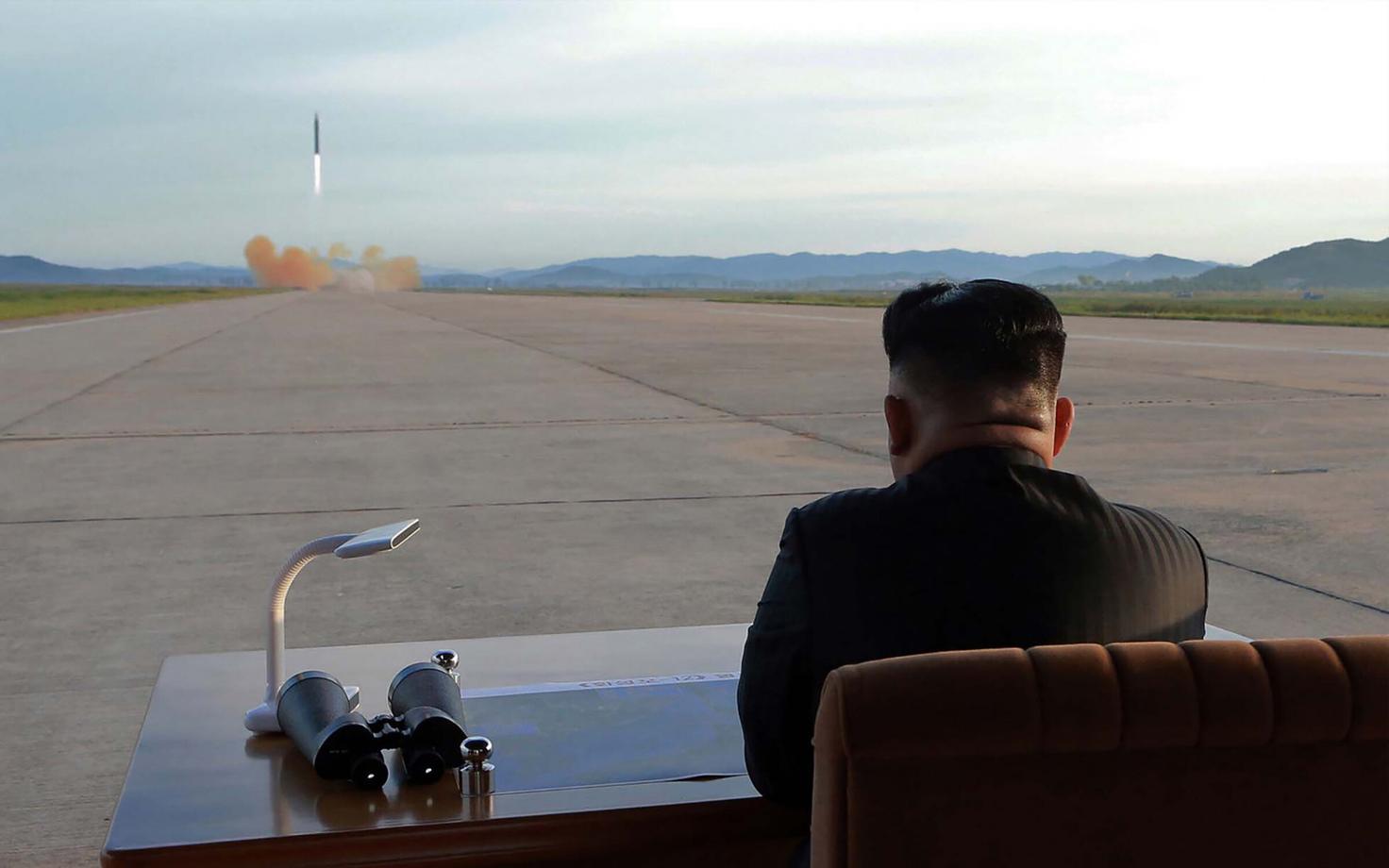 Põhja-Korea liider Kim Jong-un raketikatsetust jälgimas, arhiivifoto.