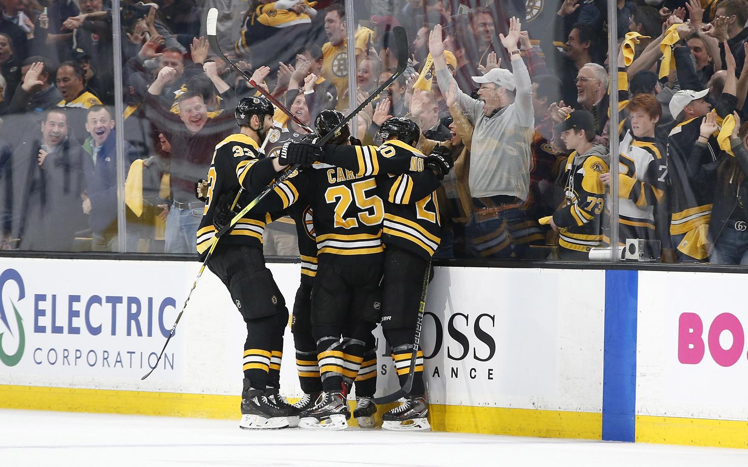 Boston Bruinsi mängijad viiendat väravat tähistamas