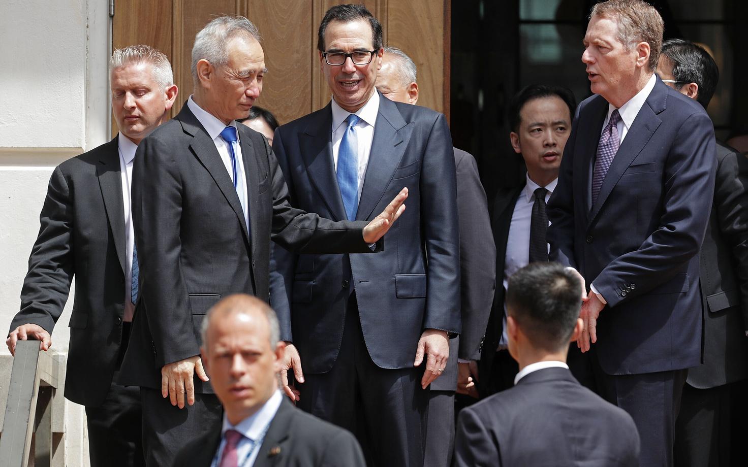 Hiina asepeaminister Liu He (vasakult teine), USA rahandusminister Steven Mnuchin ja USA kaubandusesindaja Robert Lighthizer Washingtonis.