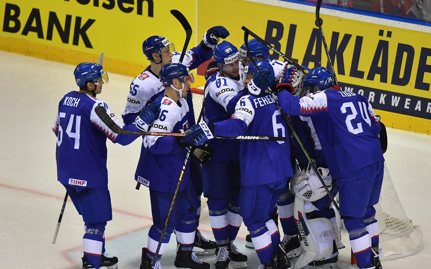 Slovakkia jäähokikoondis võitu tähistamas.