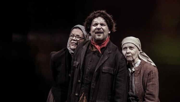 Põrsalõikaja Peetso Saamo (Taavi Teplenkov) koos värvika naisduoga: Juhani Liisa (Viire Valdma) ja Peldamäe Helmi (Laine Mägi).