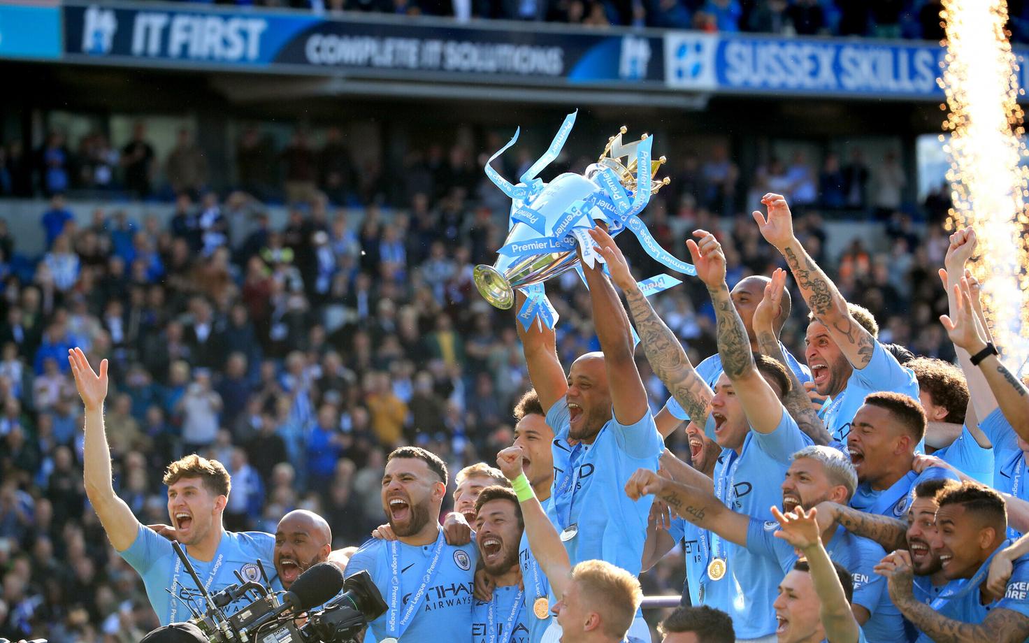 Manchester City mängijad võidukarikaga.
