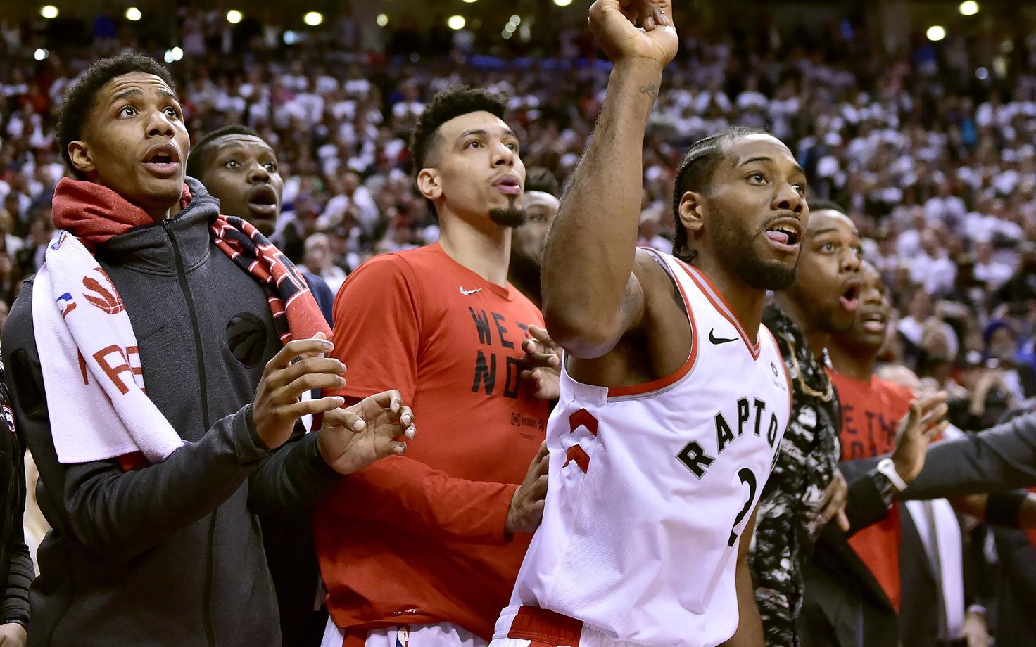 Kawhi Leonard ja teised Toronto Raptorsi mängijad ootamas, kas lõpusireeniga teele saadetud vise põrkab sisse või mitte