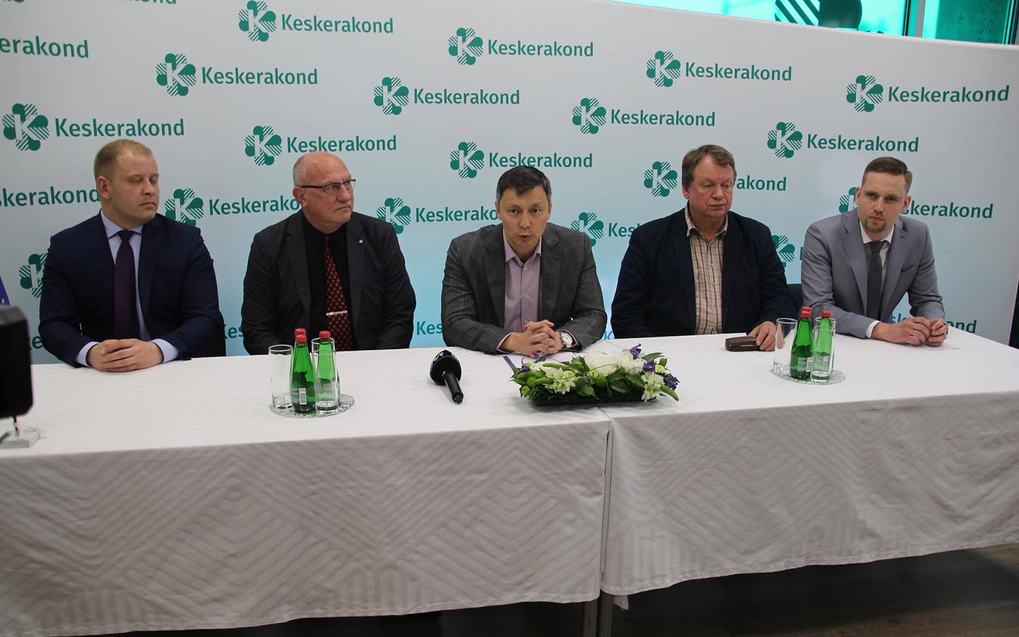 Tallinna linnapea Mihhail Kõlvart (keskel) ja linnaosavanemad (alates vasakult) Tõnis Liinat, Peeter Järvelaid, Andres Vään, Andre Hanimägi.