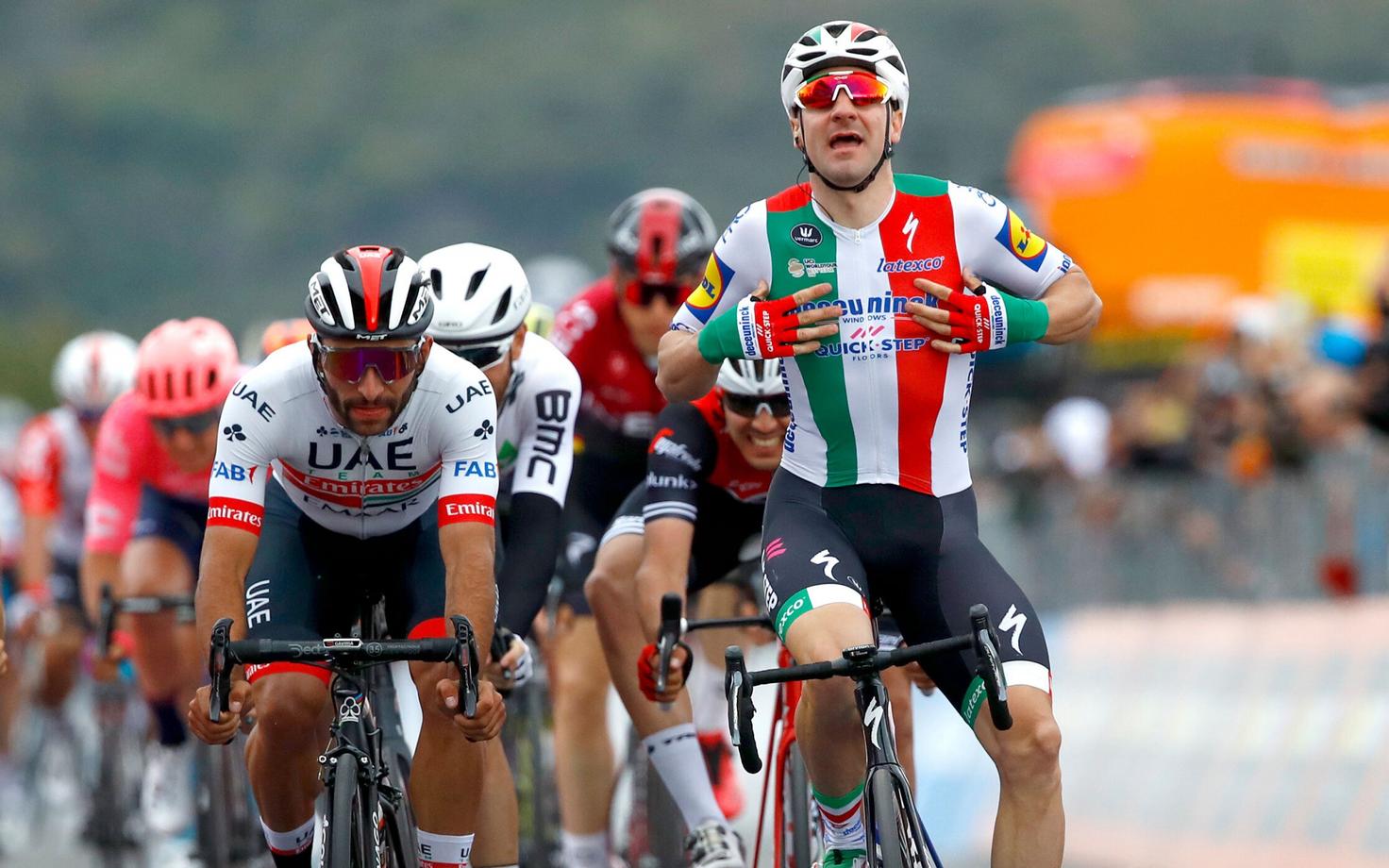 Fernando Gaviria ja disklahvi saanud Elia Viviani Giro kolmanda etapi finišis