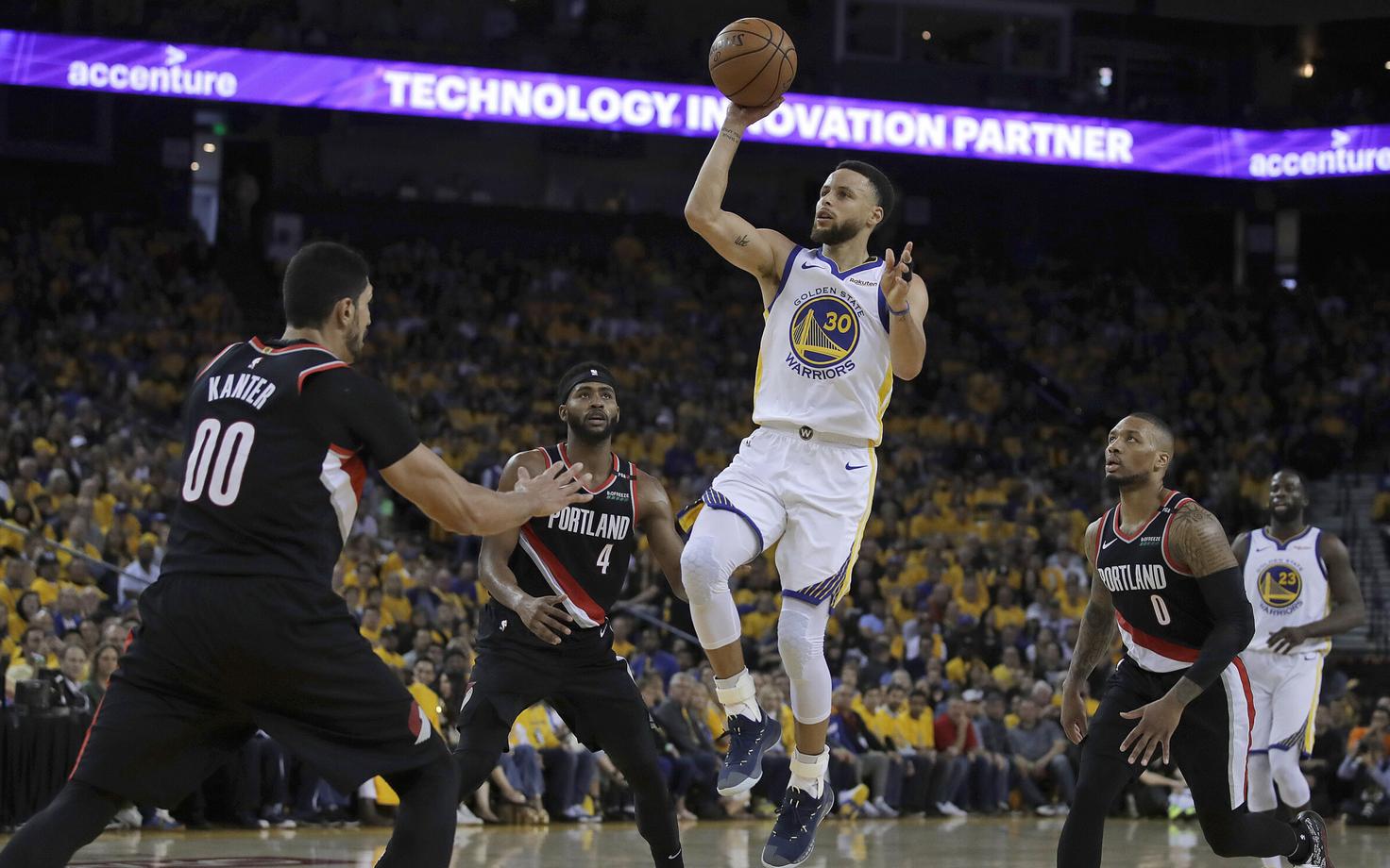 Stephen Curry (palliga) mängus Portlandi vastu