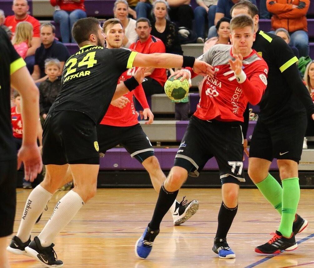 Eesti meistrivõistluste kullamängudebüüdi teinud Markus Viitkar (vasakul) ja Alfred Timmo (palliga)