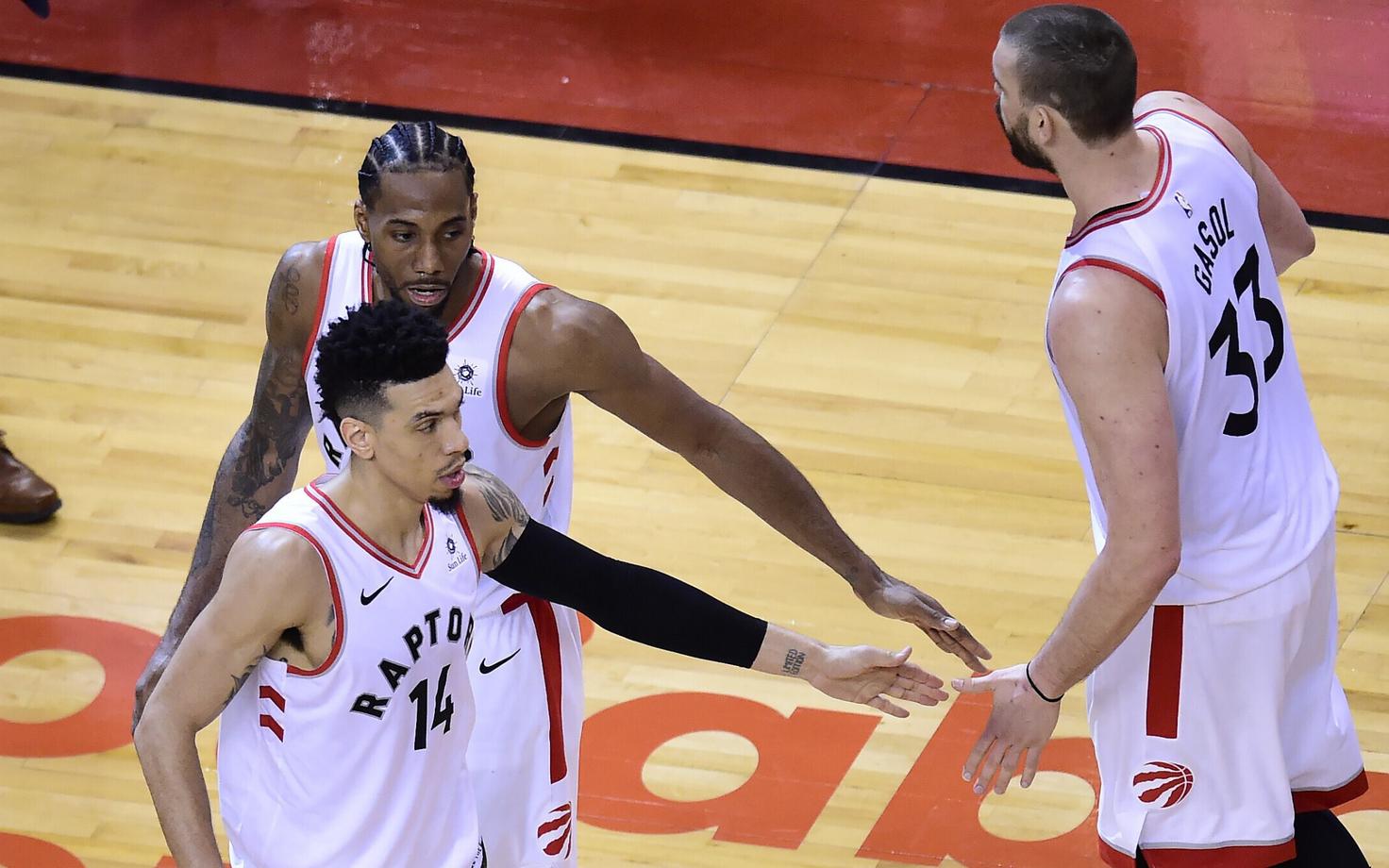 Danny Green (vasakult), Kawhi Leonard ja Marc Gasol võidu üle rõõmustamas.