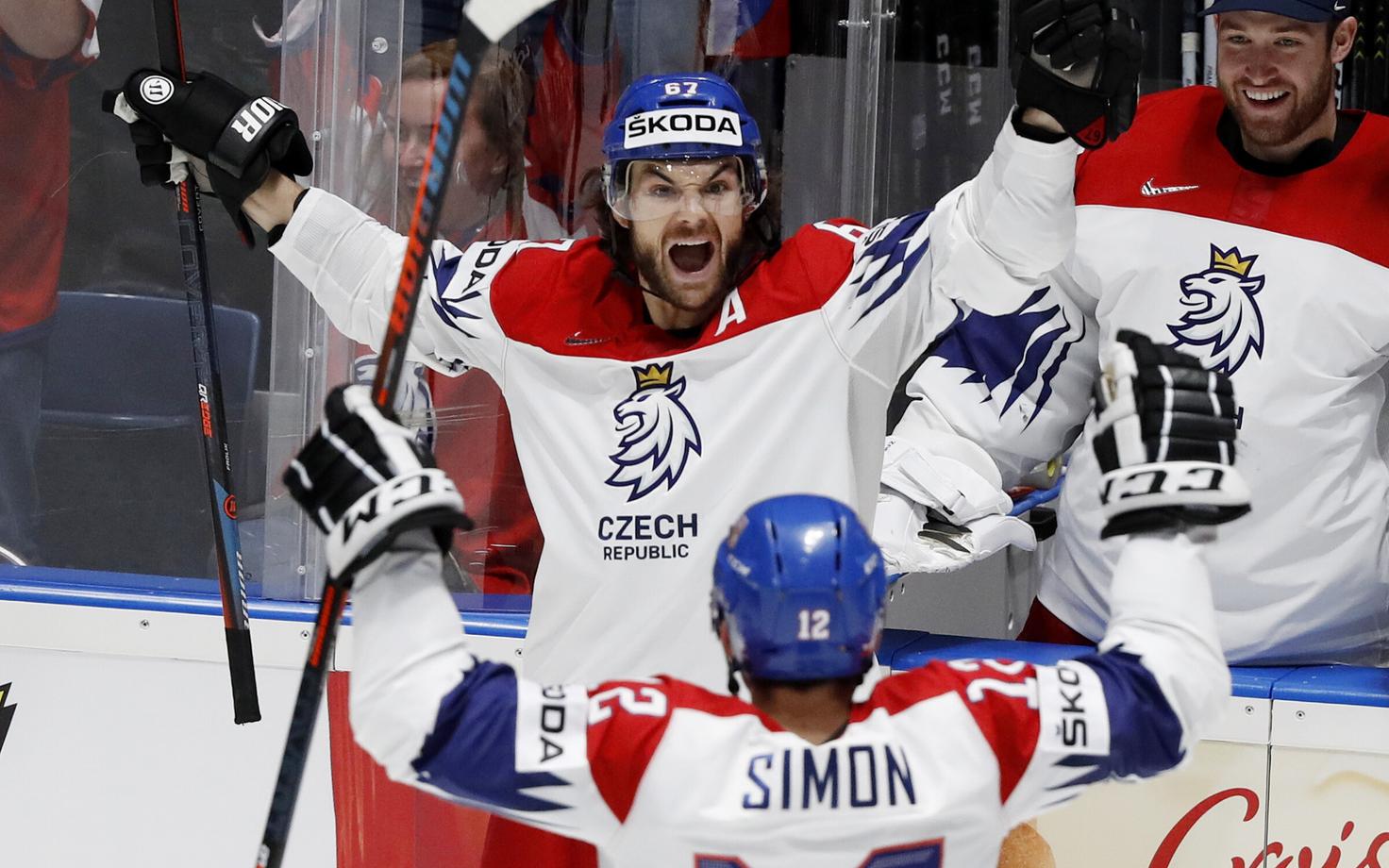 Michael Frolik kaaslastega väravat tähistamas.