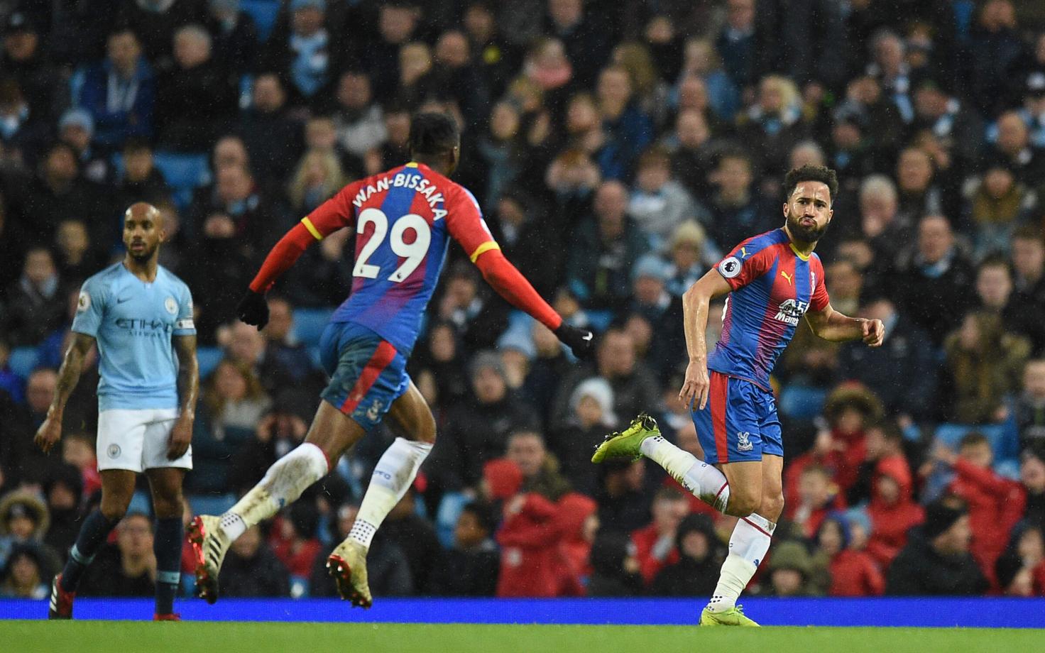 Andros Townsend (paremal) mängus Manchester City vastu