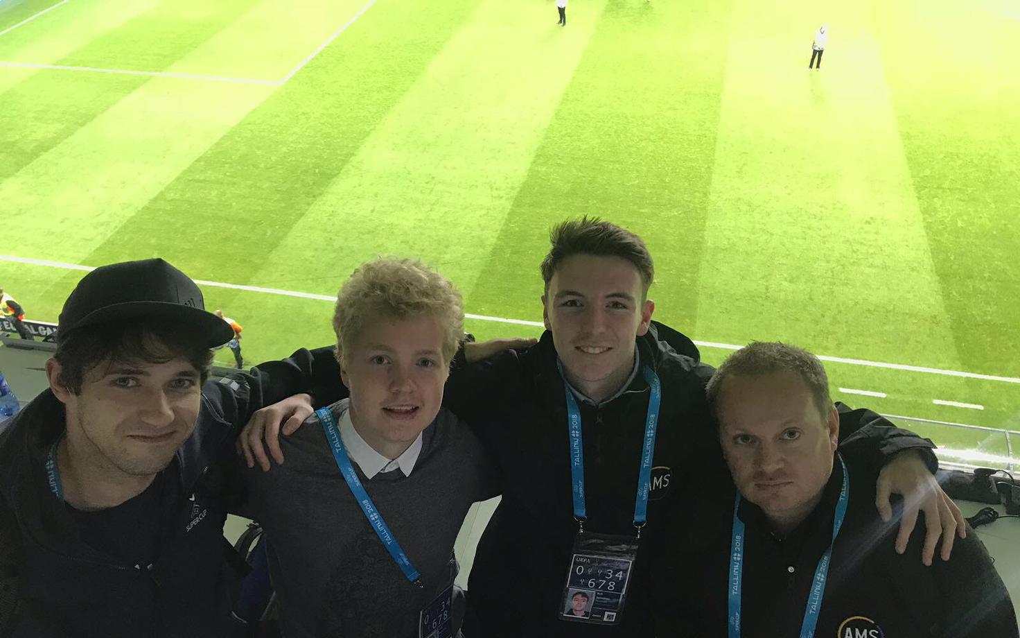 Kirjeldustõlgid UEFA superkarikal (Mihkel Tikerpalu vasakul)