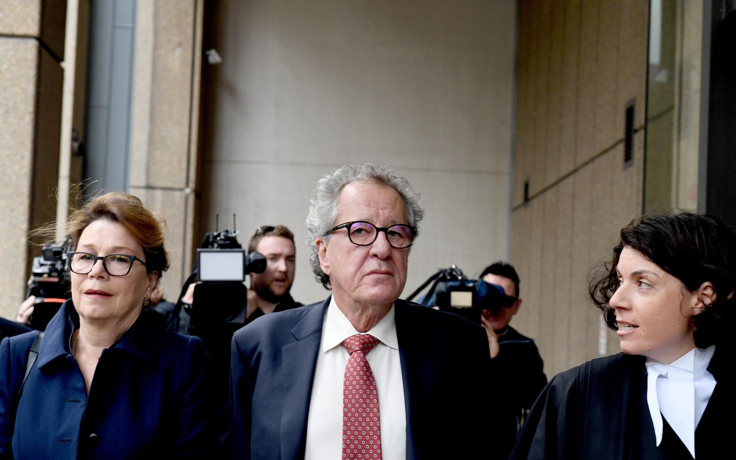 Geoffrey Rush kohtuhoone juures.