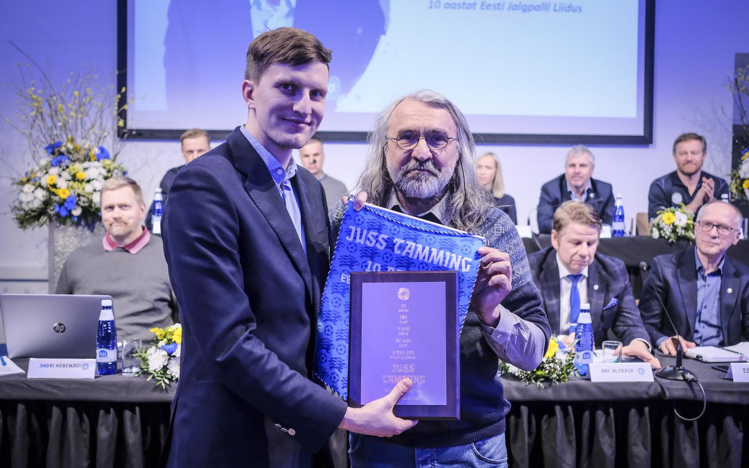 Juss Tamming koos Eesti Jalgpalli Liidu presidendi Aivar Pohlakuga.