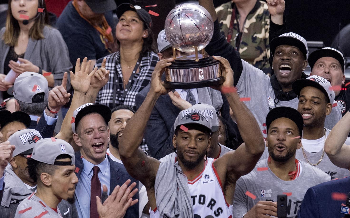 Kawhi Leonard idakonverentsi meistritrofeega