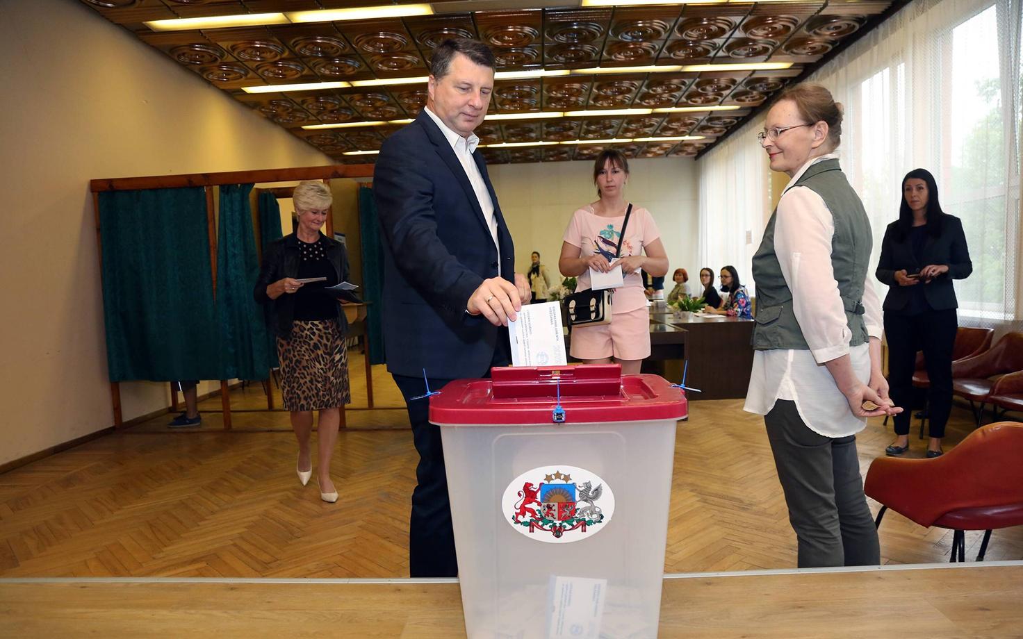 Läti president Raimonds Vejonis hääletamas.