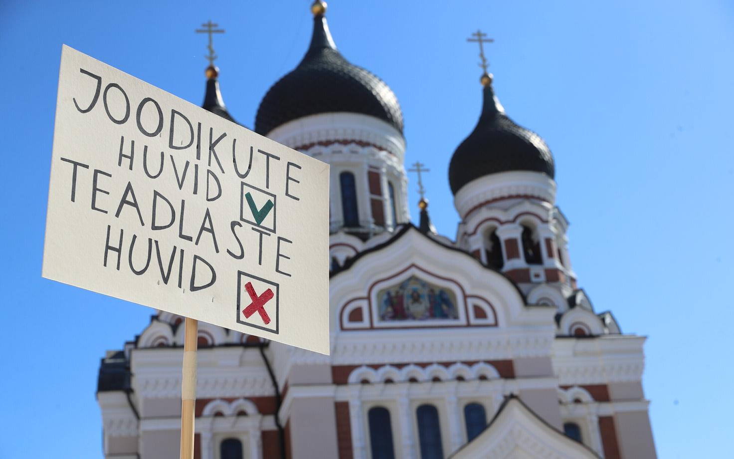 Teadlased Toompeal teadmistepõhise Eesti matustel.