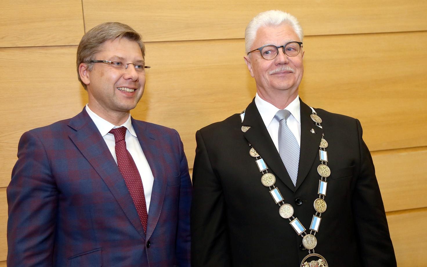 Korruptsiooni tõttu lahkuma sunnitud Riia endine linnapea Nils Ušakovs ja äsja ametiketi kaela saanud uus linnapea Dainis Turlais.