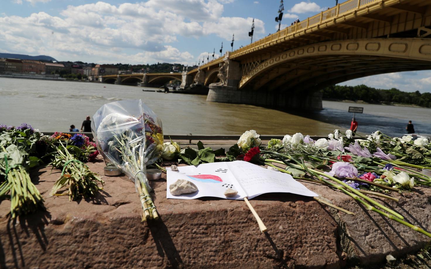 Budapesti laevaõnnetuse ohvrite mälestamiseks toodud lilled.