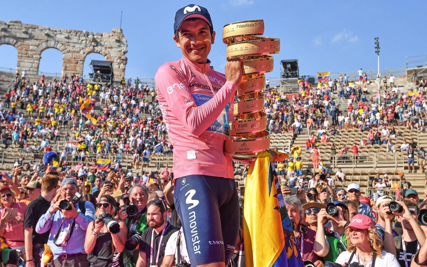 Richard Carapaz Giro võidutrofeega