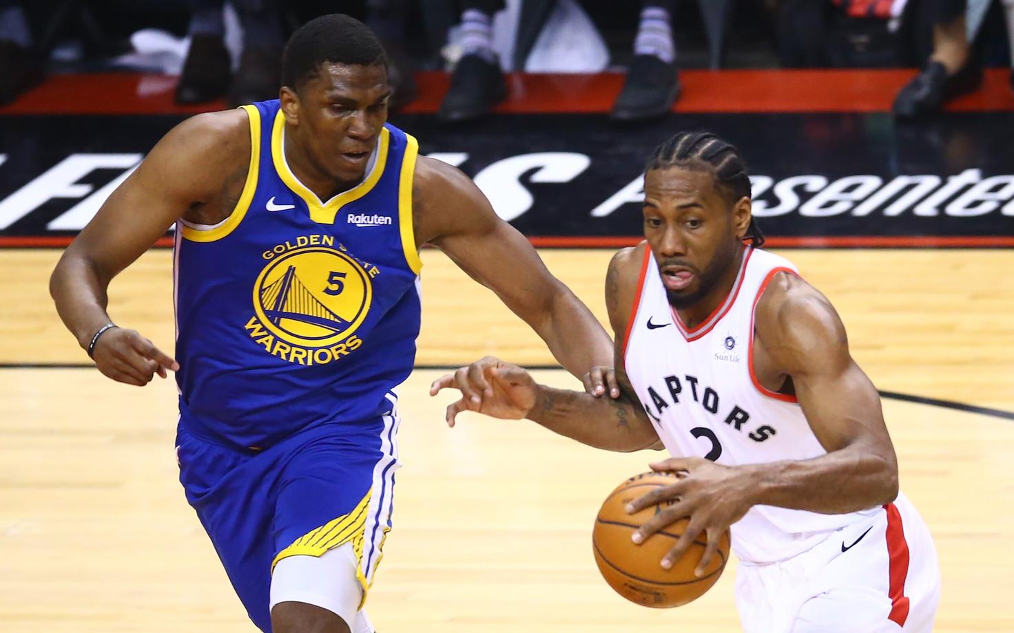 Kevon Looney takistamas Kawhi Leonardit