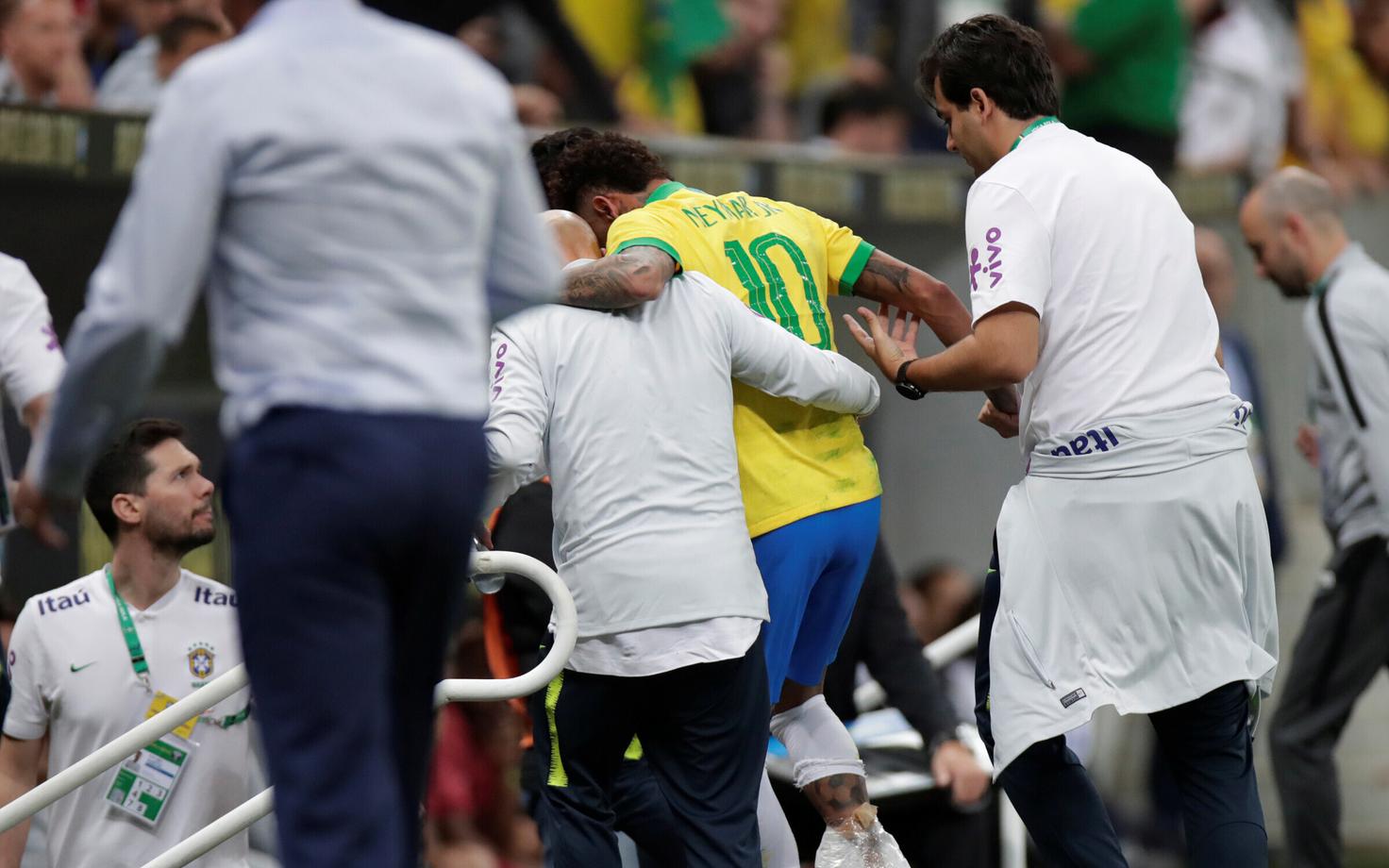 Neymar vigastas ennast Brasilia linnas toimunud maavõistluses Katari koondise vastu