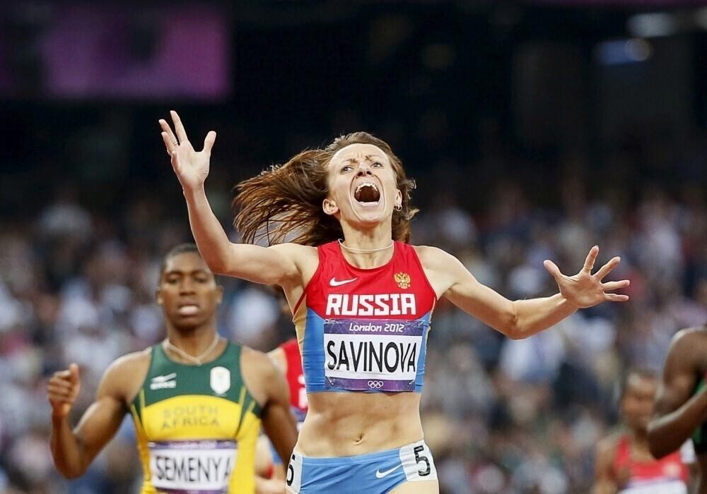 Мария Савинова побеждает в беге на дистанции 800 м на Олимпийских играх 2012 года.
