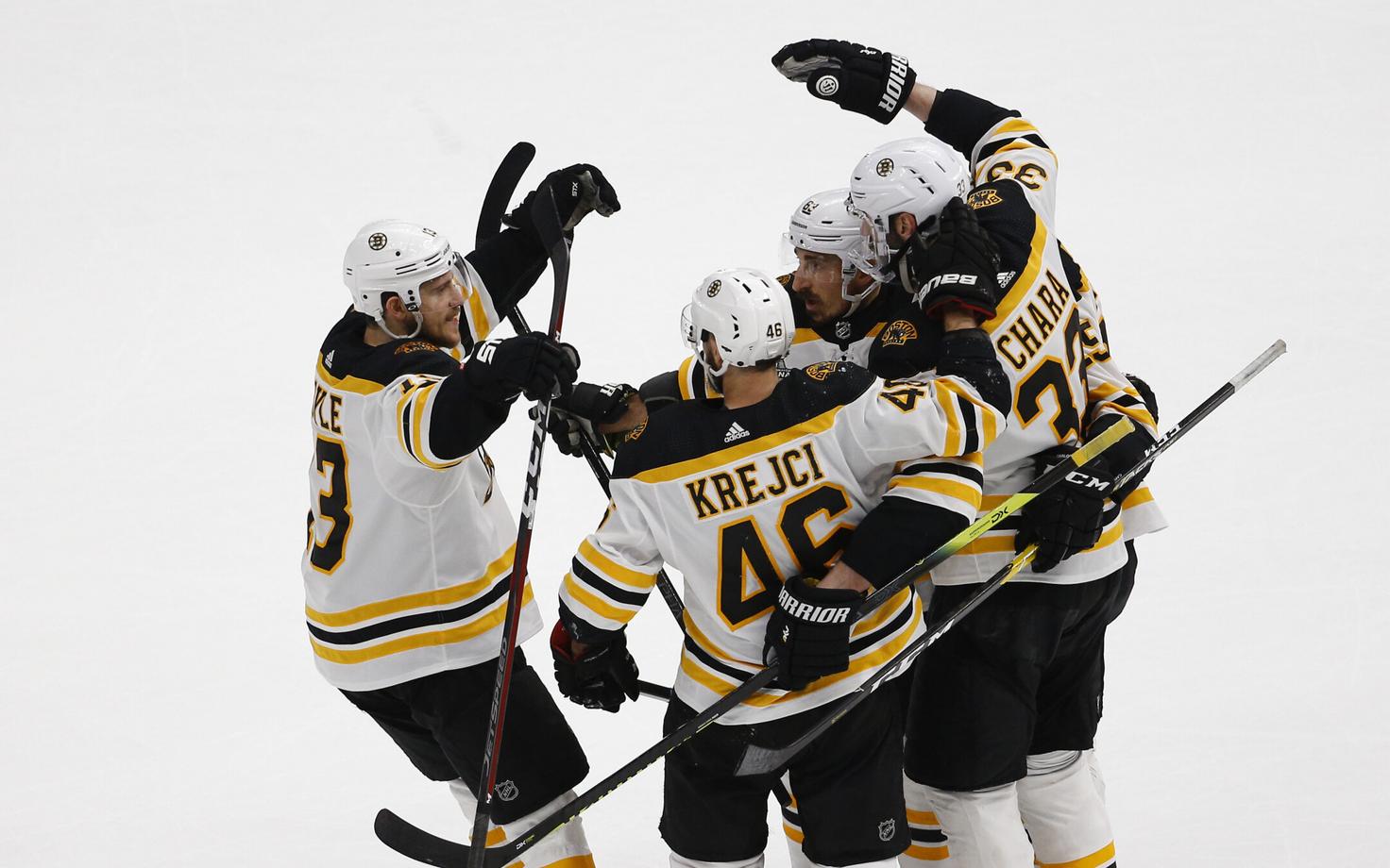 Boston Bruinsi mängijad väravat tähistamas.