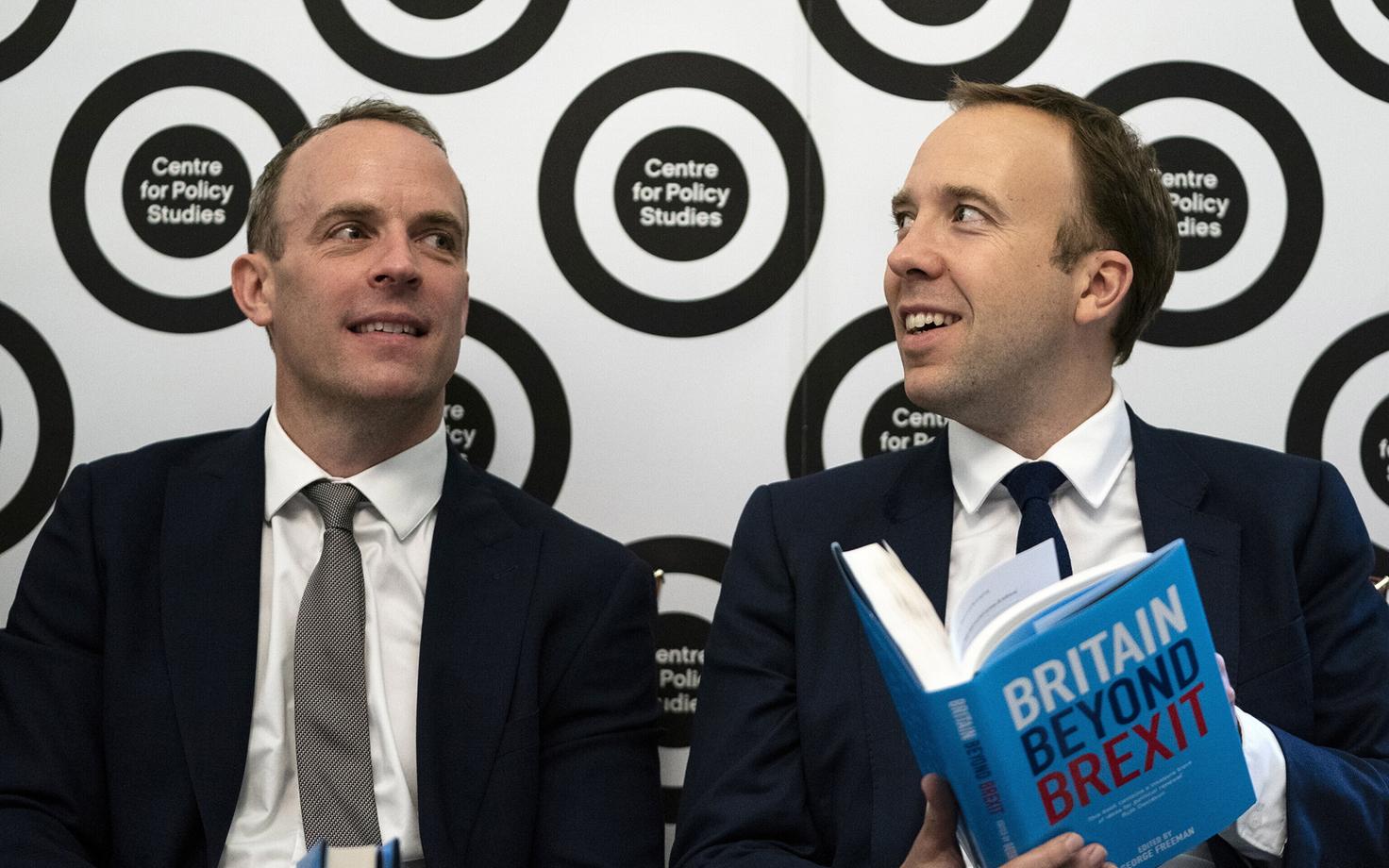 Nii endine Brexiti-minister Dominic Raab (V) kui ka tervishoiuminister Matthew Hancock pürgivad Konservatiivse Partei liidriks.