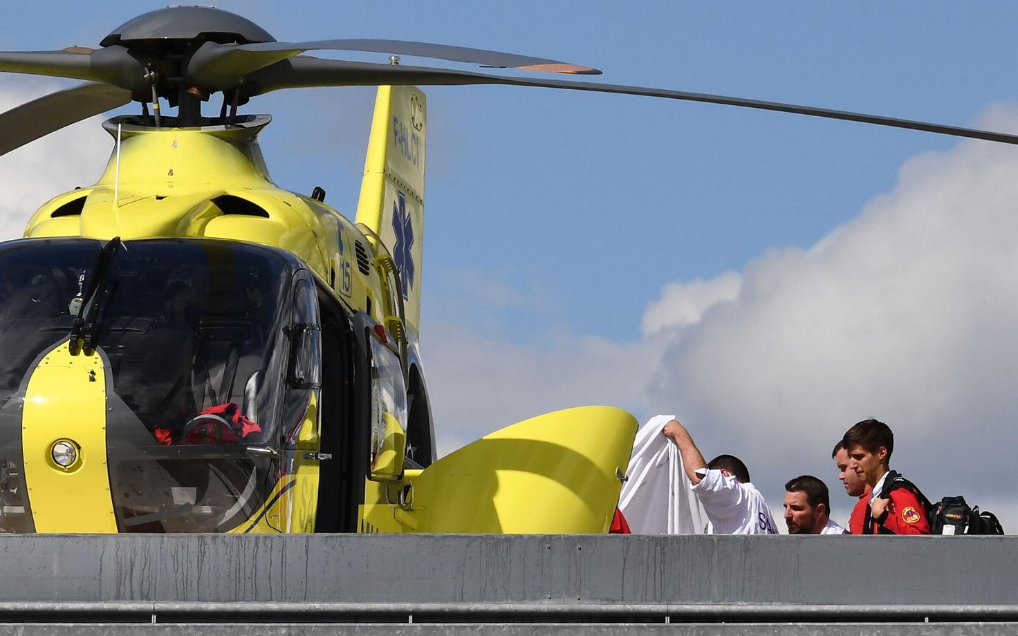 Chris Froome toimetati pärast esimese abi andmist helikopteriga suuremasse haiglasse