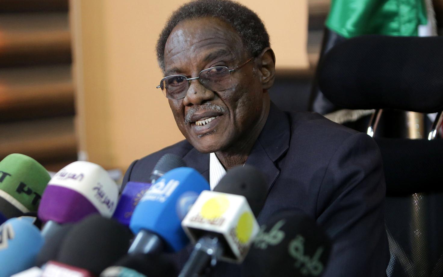 Sudaani peaprokurör Walid al-Sayyid teatas pressikonverentsil, et president Bashir astub kohtu ette.