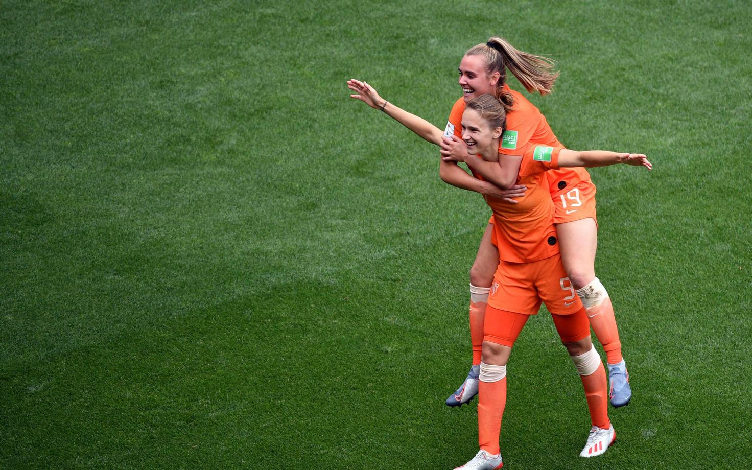 Vivianne Miedema ja Jill Roord