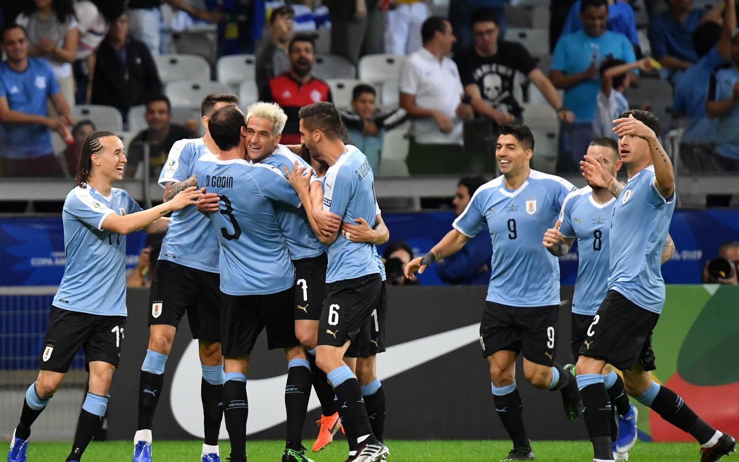 Uruguay koondislased väravat tähistamas.