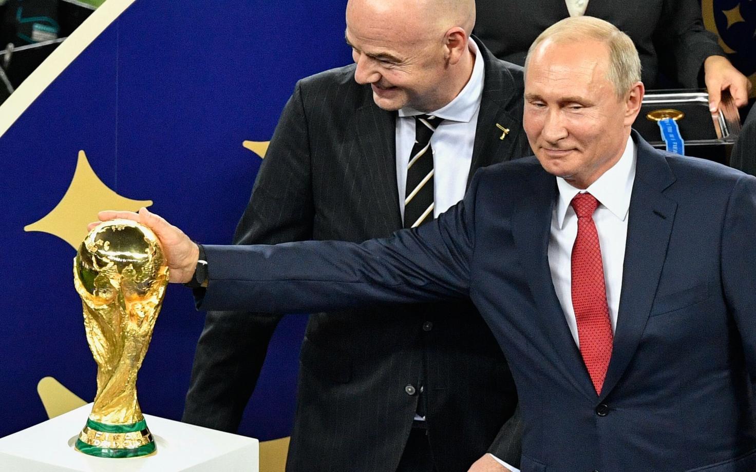 Venemaa president Vladimir Putin paitamas Moskvas peetud jalgpalli MMi finaali järel Jules Rimet’ nimelist karikat. Kuidas poseerivad spordimaailma hinnatuima trofeega kolme aasta pärast Katari šeigid?