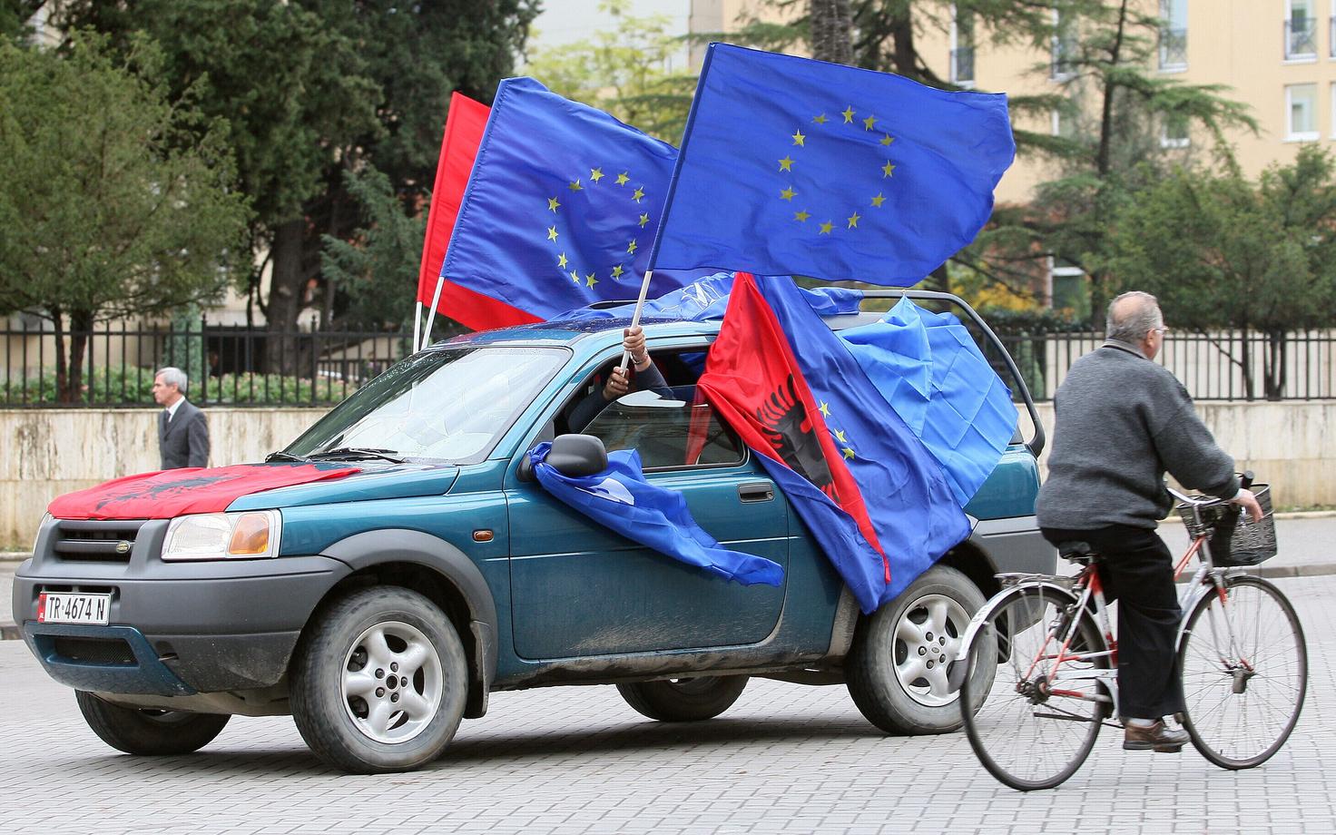 Albaania ja Euroopa Liidu lipud.
