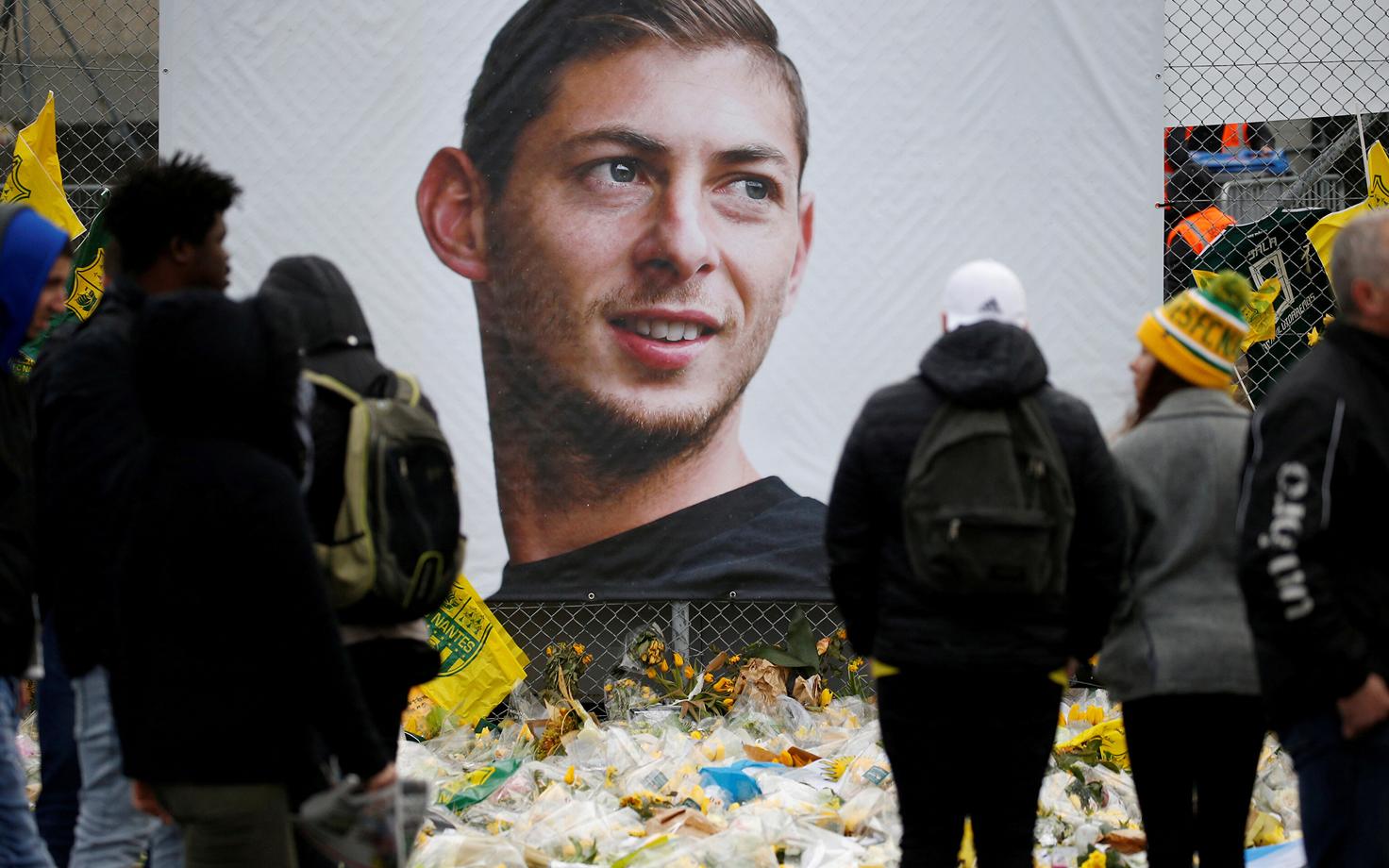 Fännid Emiliano Sala plakati juures.