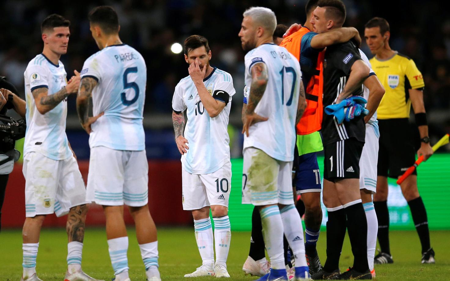 Argentina jalgpallikoondislased pärast mängu Paraguayga.