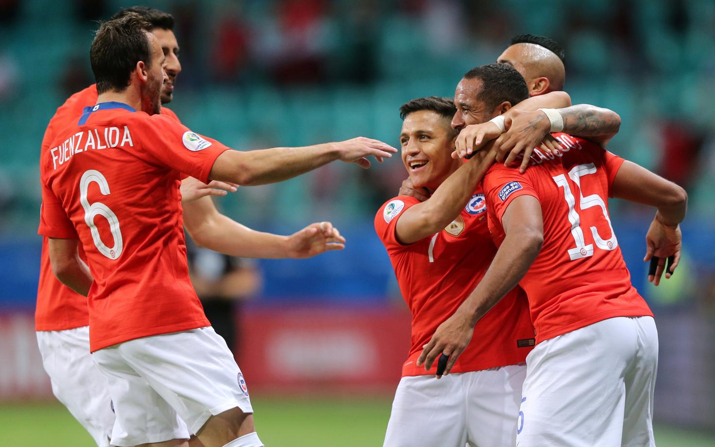 Alexis Sanchez kaaslastega väravat tähistamas.