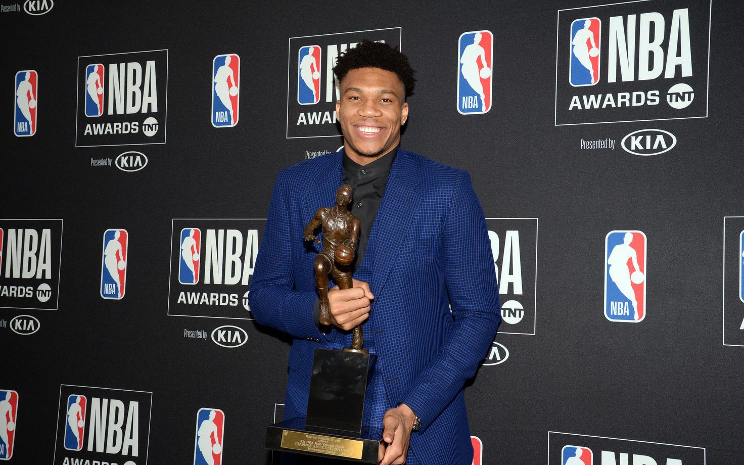 Giannis Antetokounmpo MVP auhinnaga.