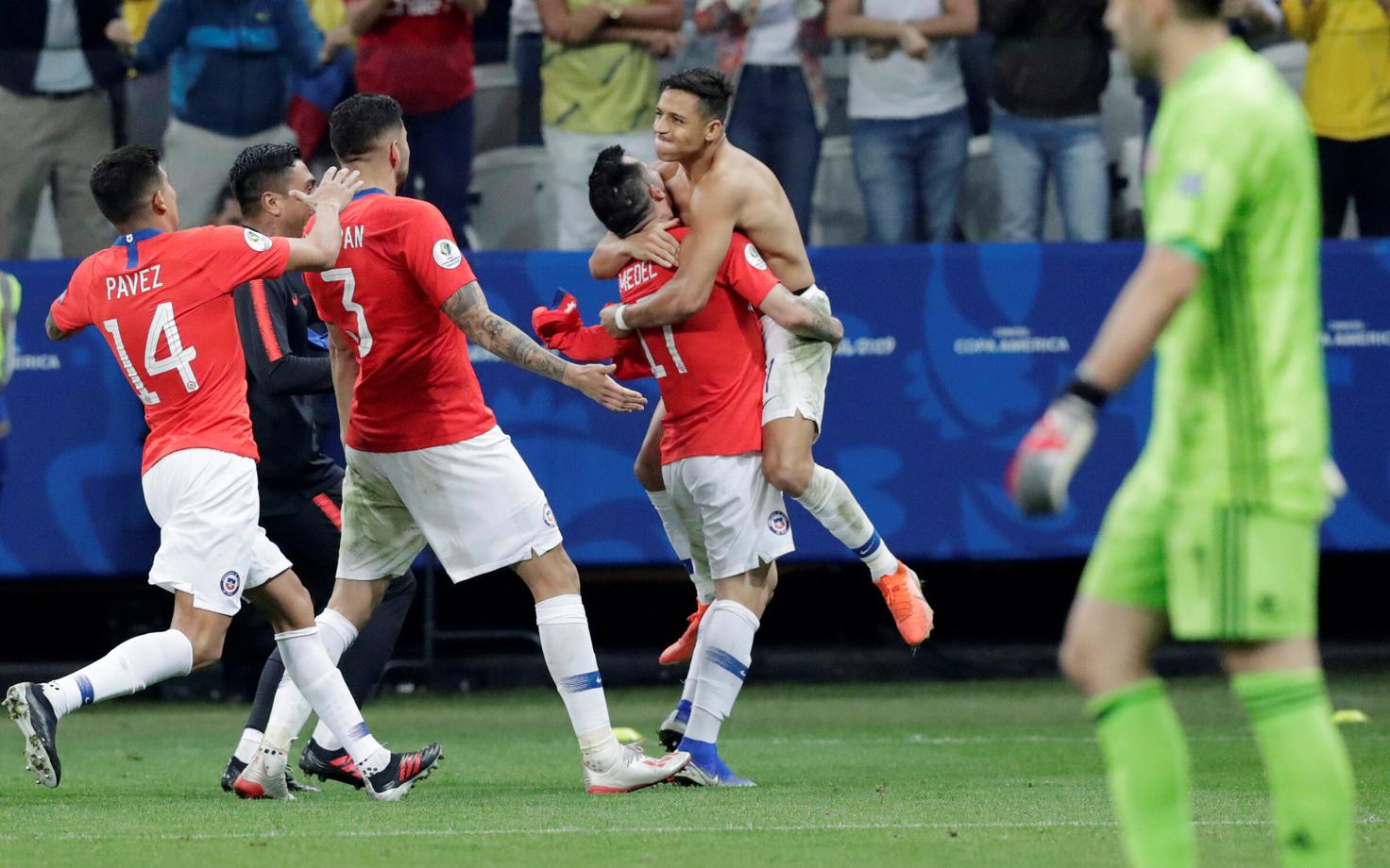 Võidu toonud penalti realiseerinud Alexis Sanchez (särgita) kaaslastega tähistamas.