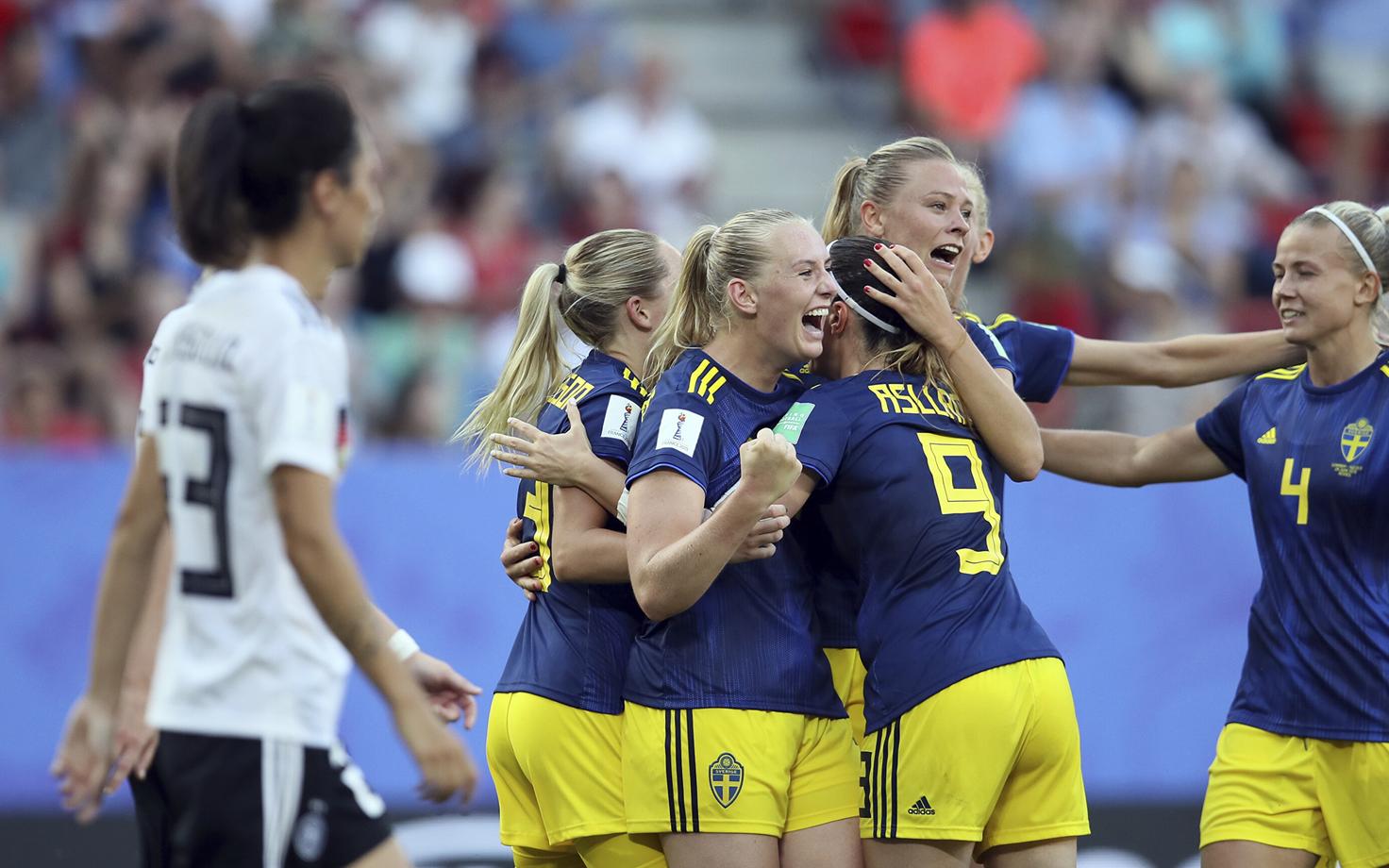 Rootsi mängijad väravat tähistamas