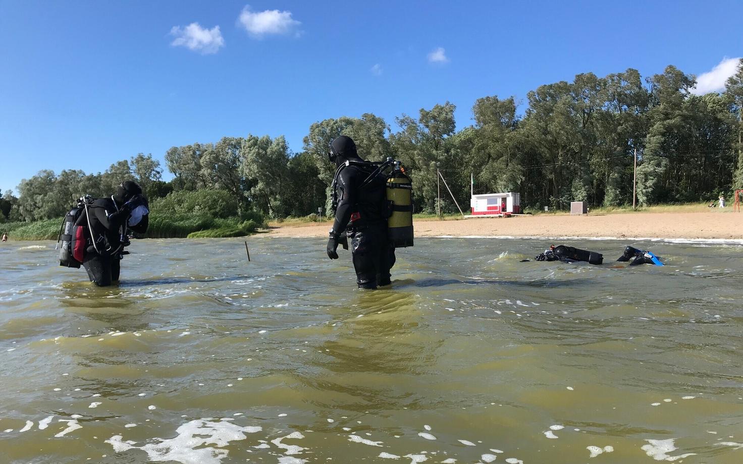 Водолазы очистили дно озера Харку