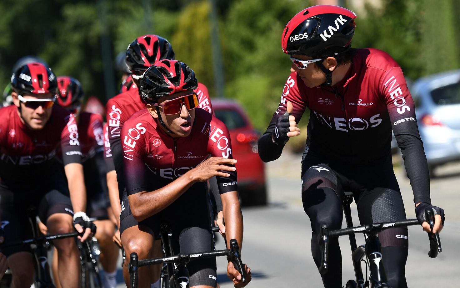 Egan Bernal ja Gerraint Thomas grupi ees