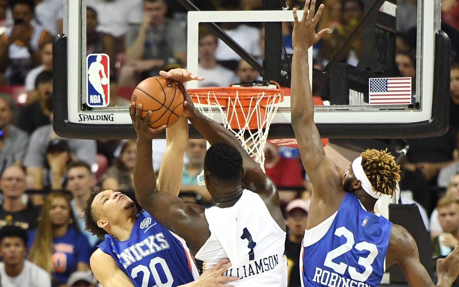 Zion Williamsoni (keskel) on takistamas Kevin Knox ja Mitchell Robinson