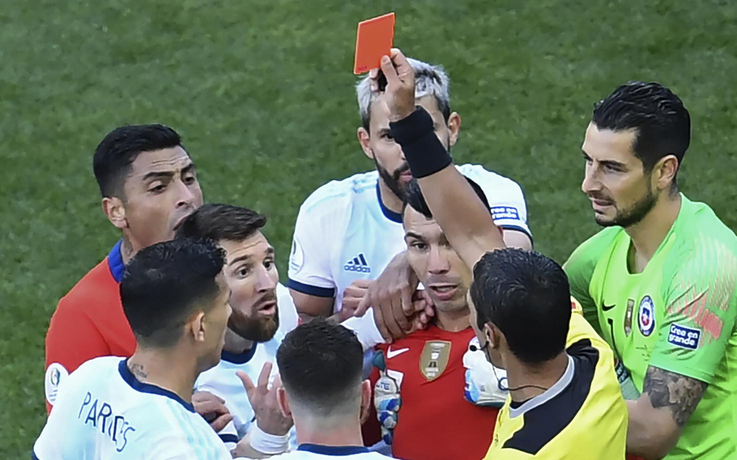 Lionel Messi ja Gary Medel teenisid mõlemad punase kaardi.