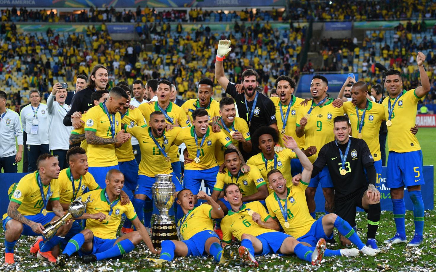 Brasiilia jalgpallikoondis Copa America võidutrofeega