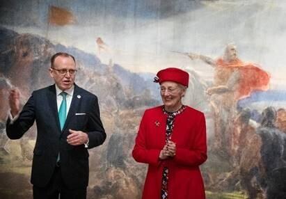 Carlsbergi Fondi juhatuse esimees, Frederiksborgi muuseumi asejuht dr Flemming Besenbacher kuulutab kuninganna Margrethe II juuresolekul välja Carlsbergi fondi stipendiaadid Taani-Eesti ühise ajalooperioodi uurimiseks