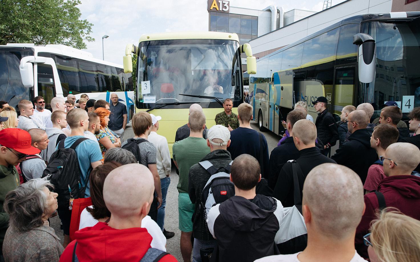 Свыше 40% молодых людей отправились в армию добровольно.