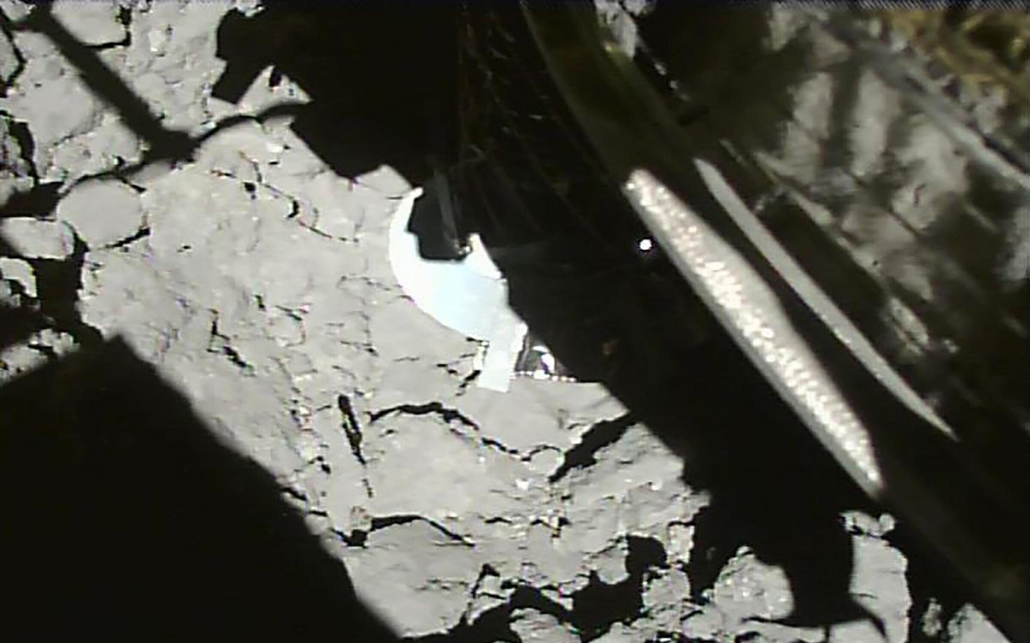 Kosmosesond Hayabusa2 asteroidile maandumas.
