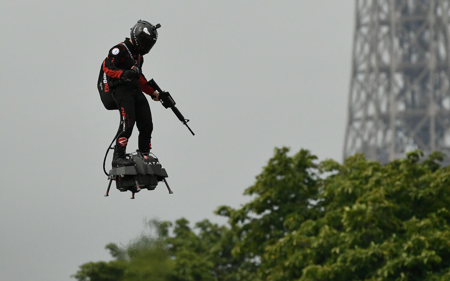 Franky Zapata demonstreerib oma reaktiivmootoriga hõljuklauda ehk Flyboardi Pariisis Bastille' päeva paraadil.